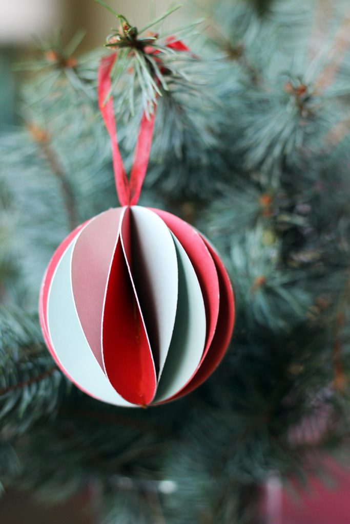20+ Exhilarating DIY Christmas Ornaments With Papers