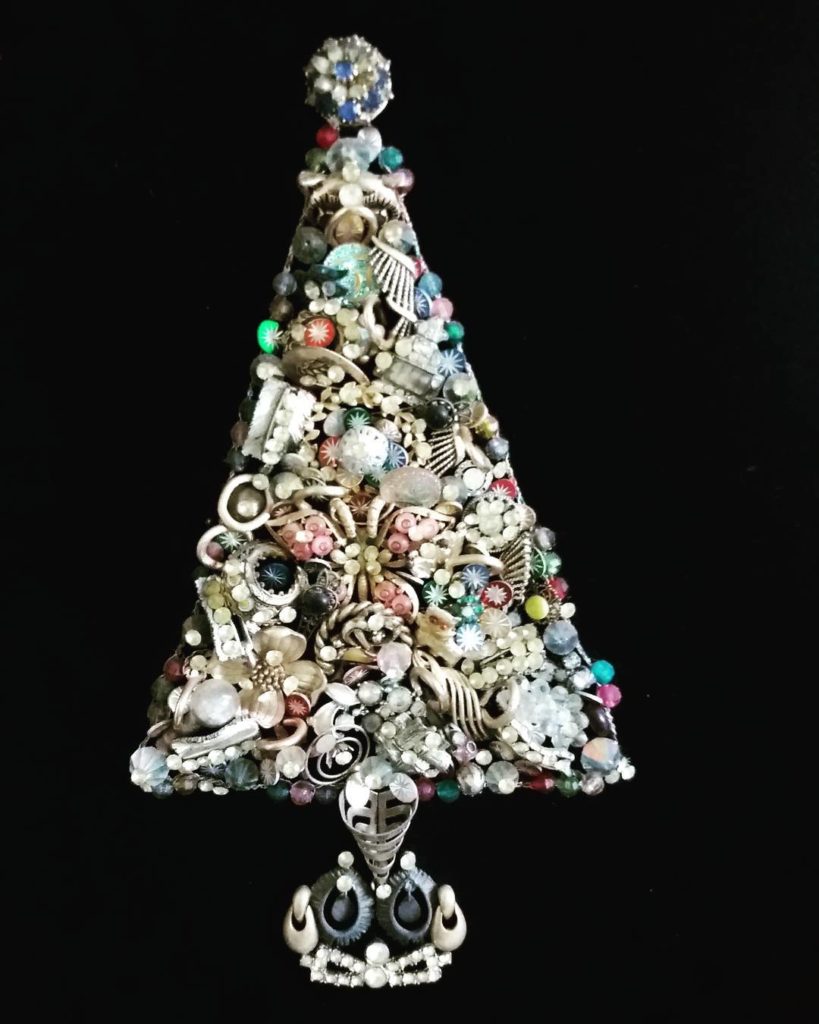 20 Sparkling Jewellery Christmas Tree Ideas Which You’ll Want To Look